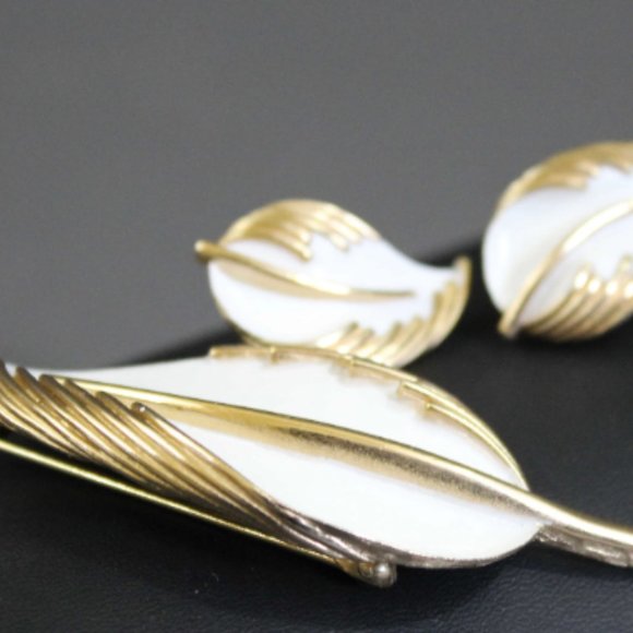 VTG Trifari gold and white leaf brooch and earrings set clip on 1960s signed - Picture 7 of 8